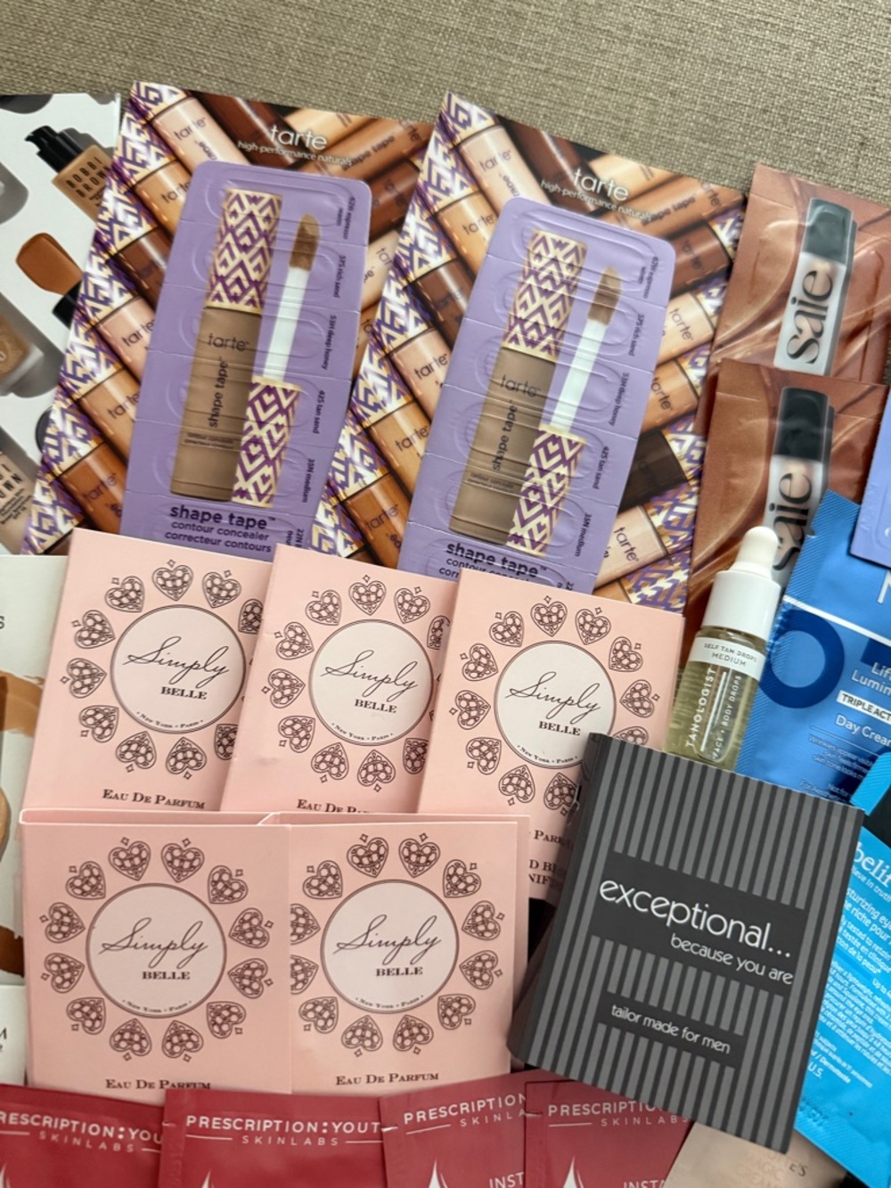 ๐ Assorted Beauty Samples Bundle - Picture 8 of 9